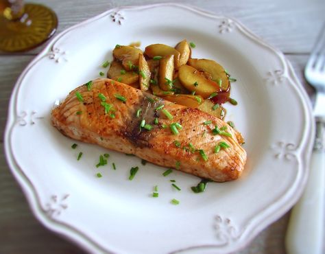 This is a simple and tasty way to prepare salmon! With the lemon flavor and served with caramelized apple this is undoubtedly a perfect dish to serve... Caramelised Apples, Portuguese Food, Special Dinner, Portuguese Recipes, Easy Weeknight Meals, Dinner Menu, Apple Recipes, Salmon Recipes, Perfect Food