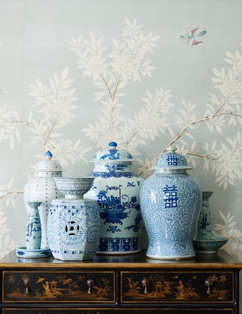 What is Chinoiserie and why should you incorporate it in your home? Chinoiserie Wallpaper Panels, Chinoiserie Vases, Gracie Wallpaper, Mark Sikes, Chinoiserie Mural, Sunday Inspiration, Chinoiserie Vase, Mark D Sikes, Porcelain Black