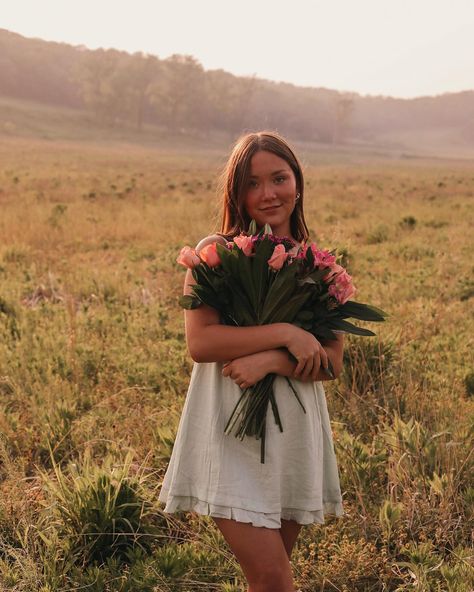 springtime 🌷🌸🫧 #photographer #seniorpictures #photography #photoshoot #springtime Senior Photoshoot Ideas High Schools, Farm Picture Ideas, Cute Photoshoot Ideas, Amber Core, Photoshoot Location Ideas, Pretty Senior Pictures, Senior 25, Photo Shoot Poses, Field Pictures