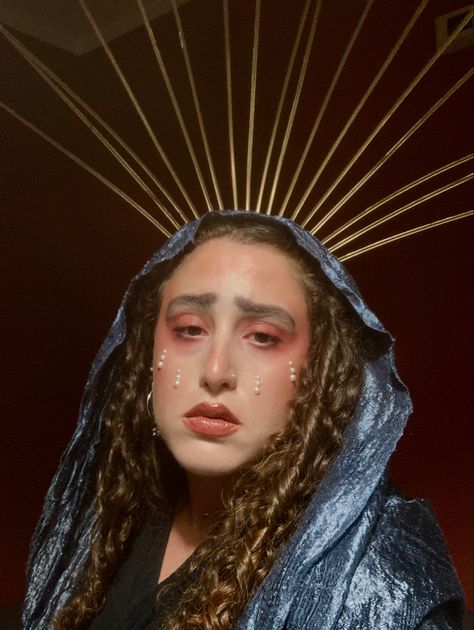 Virgin Mary Halloween Costume, Virgin Mary Makeup, Saint Makeup, Virgin Mary Costume, Catholic Iconography, Photosession Ideas, Mary Costume, Angel Halloween, Angel Halloween Costumes