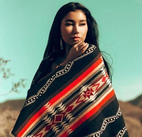 Darian Landray Lonechild https://instagram.com/p/BS6oIh5gRCX/ Women From Around The World, Native Mexican, Native American Girl, Navajo Women, Native Women, Native American Woman, Native American Photos, Mexican Women, Native American Peoples