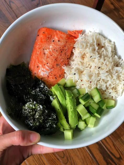 Our Go-To Easy Weeknight Dinners - The Fitnessista Seaweed Meals, Seaweed Snack Ideas, Sushi In A Bowl, Rice And Seaweed, Seaweed Snack, Salmon Rice, Plats Healthy, Berbuka Puasa, Seaweed Snacks