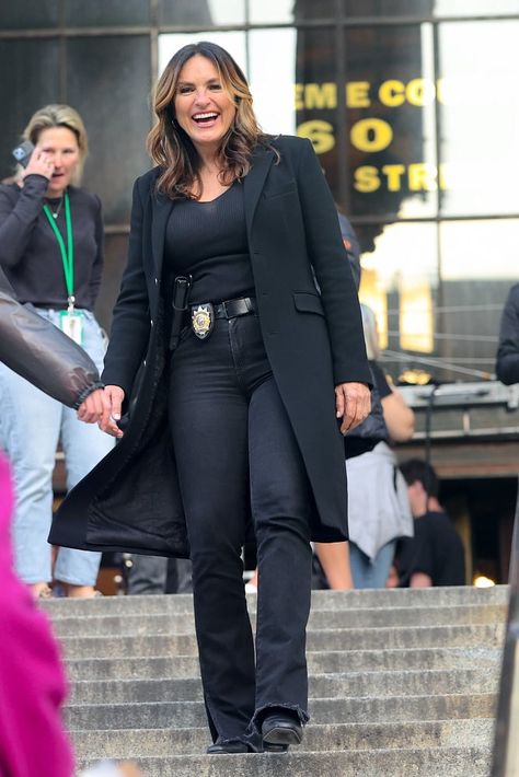 Detective Outfit, Black Knee Boots, Olivia Benson, Corporate Outfits, Law And Order Svu, Mariska Hargitay, Black Knees, Law And Order, Work Outfits Women