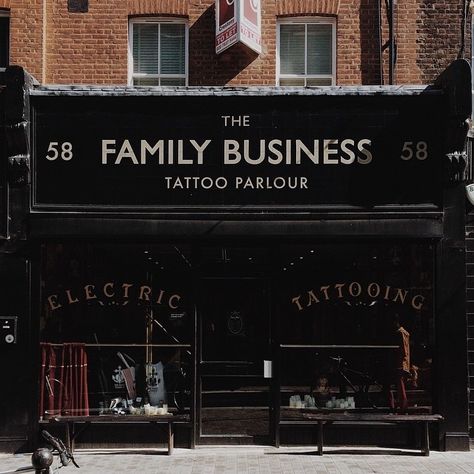 Creative Photography, Family, Business, Tattoo, and London image ideas & inspiration on Designspiration Business Tattoo, Tattoo Shop Interior, Tattoo Studio Interior, Night Tattoo, Tattoo Parlor, Tattoo Prices, Mom Travel, Decor Studio, Constellation Tattoos