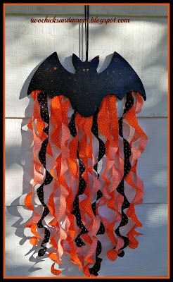 twochicksandamom.blogspot.com: Hanging Halloween Bat Cute Halloween Projects, Halloween Decoration School, Diy Fall Decorations For Kids, Halloween Decorations Easy Diy, Diy Bat Decor, Halloween Hanging Decor, Diy Bat Decorations, Halloween Art Diy, Halloween Decorations For School