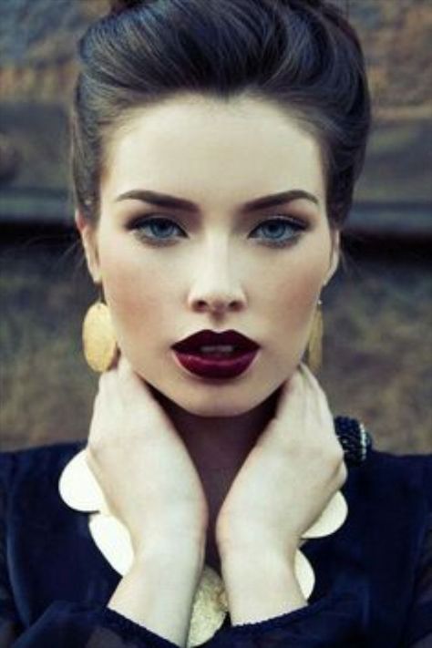 Pale skin dark hair blue eyes makeup | Makeup | Pinterest | Blue ... Winter Make-up, Winter Make Up, Makeup Cantik, New Years Eve Makeup, Batons Matte, Dark Lipstick, Anja Rubik, Makijaż Smokey Eye, Braut Make-up