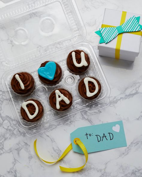 Father's Day is this Sunday. Looking for an easy but rad "recipe?" (no need for an actual recipe with this easy trick!) Just melt candy melts, put in a plastic bag with a corner snipped off and pipe letters and a heart on parchment. Let set then place on store bought cupcakes for a sweet present. So simple, but a great treat idea for dad!   @givebakerybecause Simple Father’s Day Dessert, Father’s Day Cupcake Pull Apart, Father’s Day Cupcakes Simple, Father’s Day Mini Cake, Dad Cupcakes, Father’s Day Breakable Hearts, Memphis Bbq Sauce, Melted Candy, Beautiful Pie Crusts