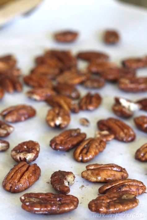 Easy Candied Pecans Recipe (Just 5 Minutes and 4 Ingredients!) {www.TwoHealthyKitchens.com} Easy Candied Pecans, Maple Pecans, Honey Roasted Pecans, Forgotten Cookies, Candied Pecans Recipe, Pecan Pie Easy, Glazed Pecans, Walnut Shrimp, Pecan Salad