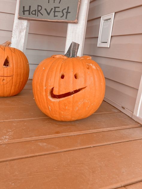 Cute Punkin Carvings, Pumpkin Carving Ideas Aesthetic, Fall Vsco, Halloween Pumpkins Carvings Designs, Pumpkin Idea, Cute Pumpkin Carving, Creative Pumpkin Decorating, Pumkin Carving, Halloween Pumpkin Carving Stencils