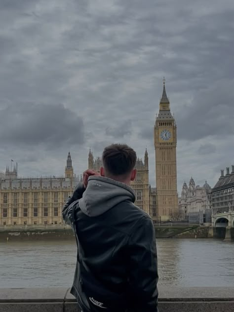 London Poses Photo Ideas Men, Good Picture Ideas, London Aesthetic Men, London Boys Guys, London Photo Ideas Men, London Aesthetic Photos, London Boy Aesthetic, Europe Poses, London Poses