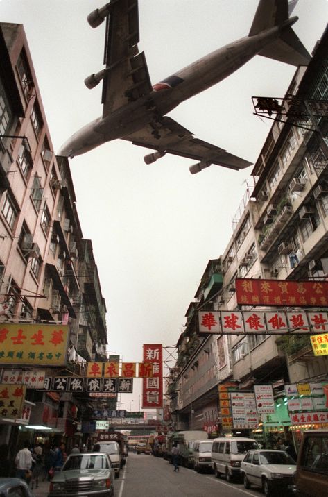 A jetliner screeches past the ageing and tatty apartment blocks of Kowloon city where aircraft landing and taking off Kai Tak international airport seem to just shave past a forest of TV antennas and batteries of roof-mounted airport lights. People of Hong Kong fear that Hong Kong Kai Tak Airport, Plane Landing, Kowloon Walled City, British Hong Kong, Old Hong Kong, Fear Of Flying, Walled City, Commercial Aircraft, Boeing 747