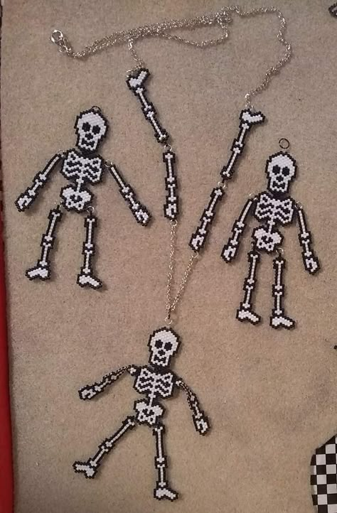 Skeleton Pony Bead Pattern, Seed Bead Skull Patterns, Laser Acrylic Earrings, Beaded Skeleton, Halloween Earrings Beaded, Halloween Beaded Jewelry, Seed Bead Jewelry Patterns, Beaded Earrings Tutorials, Beaded Earrings Diy