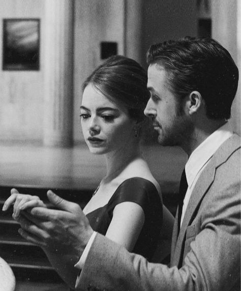 Emma Stone and Ryan Gosling holding hands and dancing together in a black and white image. Here's To The Fools Who Dream, Arte Jazz, Damien Chazelle, Райан Гослинг, Black And White Movie, Septième Art, I Love Cinema, Movie Couples, Romantic Movies