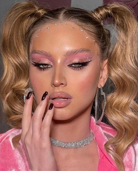 Glam Smokey Eye Festival Makeup, Barbie Hairstyle Inspiration, Barbie Makeup Brown Skin, Barbie Hair Look, Makeup Looks Barbie, Barbie Makeup Inspiration, Barbie Inspired Makeup Eye, Barbie Inspired Makeup Look, Barbie Aesthetic Makeup