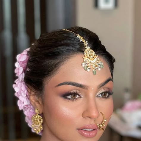 Anisha Nagpal | Hair Artist on Instagram: "Entering her new phase of life with a glow on her face and love in her heart 💗 Hair @hairbyanishanagpal Makeup @makeupbyrheanagpal Outfit @frontierraas Bride @neha_goel310 #bride #wedding #bridesofindia #explorepage #explore #hairstyles #bridalhairstyle #hairartist #bridesbyanishanagpal #hairbyanishanagpal" Bridal Hair Indian Wedding, Natural Indian Bridal Makeup, Indian Bridal Makeup Wedding, Soft Glam Indian Makeup, Indian Wedding Updo, Indian Reception Makeup, Indian Wedding Makeup Natural, Hindu Bride Hairstyle, Middle Partition Hairstyle