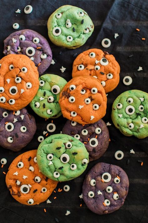 Monster Chocolate Chip Cookies - Harmony Lynn Colorful Chocolate Chip Cookies, Monster Chocolate Chip Cookies, Monster Sugar Cookies, Halloween Chocolate Chip Cookies, Halloween Cookie Designs, Halloween Breakfast, Candy Eyeballs, Double Chocolate Cookies, Halloween Cookie