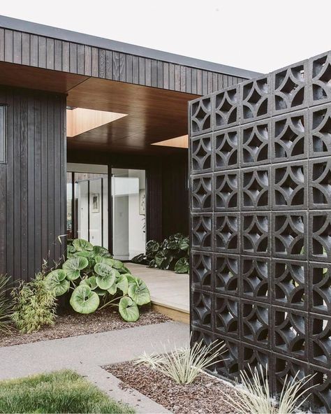 THAT'S A YES • Black Breeze Blocks. Well I never. Delicious. #Repost @homestylemag || Design @annika_rowson || Photog @the_virtue Breeze Block Wall, Building Raised Garden Beds, Privacy Fence Designs, Breeze Blocks, Building A Raised Garden, Backyard Privacy, Casa Exterior, Block Wall, Concrete Blocks