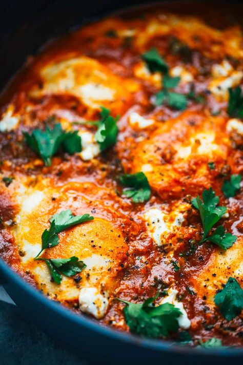 One-Pot Spicy Eggs and Potatoes - spicy pan-fried potatoes, kale, creamy eggs, and goat cheese in a simple homemade sauce. Spicy, creamy and delicious! 350 calories. Eggs And Potatoes, Spicy Eggs, Pinch Of Yum, Creamy Eggs, Egg Dish, Homemade Sauce, Breakfast Brunch Recipes, Breakfast Food, Breakfast Dishes