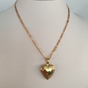 Golden Heart Necklace, Gold Heart Locket Necklace, Weaving Fashion, Boots Diy, Tiny Heart Necklace, Dainty Necklace Layered, Gold Heart Locket, Necklaces Ideas, Diamond Initial Necklace