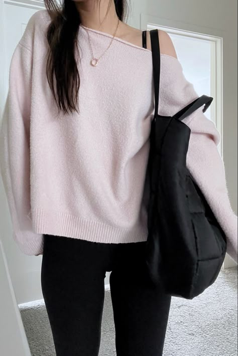 Cute Minimal Outfits, Outfit Idea Leggings, Coquette Leggings Outfit, Winter Fits Comfy, Spring Outfit Inspo 2024, No Crop Top Outfits, Black Leggings Winter Outfit, Pink Comfy Outfits, Pink School Outfits