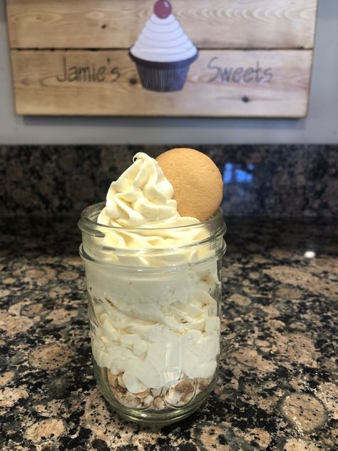 Sugar-Free Keto Banana Cream Pie Fluff – Jamie's Sweets Banana Cream Pie Fluff, Keto Banana Cream Pie, Keto Banana, Sugar Free White Chocolate, Keto Pudding, Banana Cream Pudding, Sugar Free Pudding, Fluff Desserts, Cream Pie Recipes