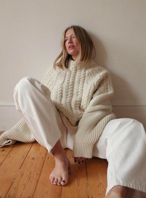 cream sweater + white denim Minimalist Winter Outfit, Simple Winter Outfits, Knit Sweater Outfit, Knitwear Trends, Knitwear Inspiration, White Jeans Outfit, Jumper Outfit, Timeless Chic, White Knit Sweater