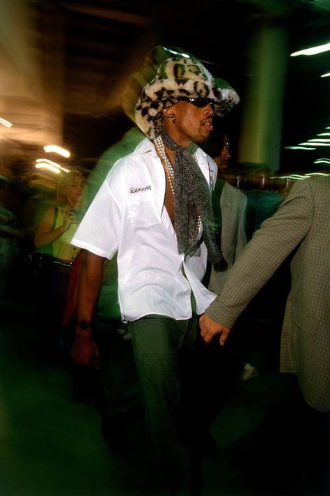 Dennis Rodman Outfit, Denis Rodman, Outfits Men Streetwear, Police Shirts, Dennis Rodman, Streetwear Men Outfits, Green Hair, Mode Inspiration, 90s Fashion