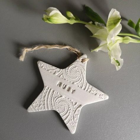 Airdry Clay Christmas Tree Ornament, Christmas Airdry Clay Crafts, Christmas Ornaments Clay, Clay Star, Christmas Card Gift, Clay Gift Tags, Personalised Christmas Tree Decorations, Clay Christmas Decorations, Christmas Gift Tags Personalized