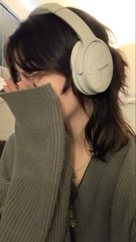 Pic Ideas With Headphones, Bose Quiet Comfort 45 Aesthetic, Over Ear Headphones Aesthetic, Korean Style Headphones, Headphone Inspo Pic, Girl With Headphones Aesthetic, Overhead Headphones, Bose Headphones Aesthetic, Girl With Earphones Aesthetic