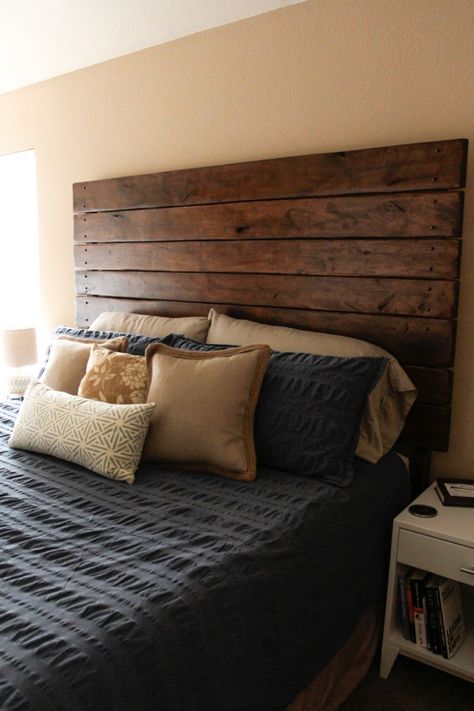 Easy DIY Wood Plank Headboard - Do-It-Yourself Fun Ideas Plank Headboard, Diy Wood Headboard, Koti Diy, Bed Headboard Design, Pallet Headboard, Headboard Ideas, Diy Headboards, Wooden Headboard, Diy Headboard