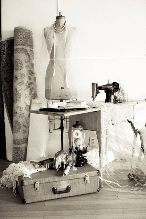 Sewing Machine Photography, Machine Photography, Sewing Aesthetic, Sewing Photography, Vintage Dress Form, Trendy Sewing, Salou, Sewing Rooms, Sewing Studio