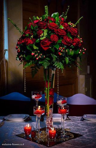 Red Roses Centerpieces, Wedding Decorations Diy Centerpiece, Christmas Wedding Flowers, Gothic Wedding Theme, Sports Video, Tall Wedding Centerpieces, Red Wedding Theme, Gold Centerpieces, Holiday Party Themes