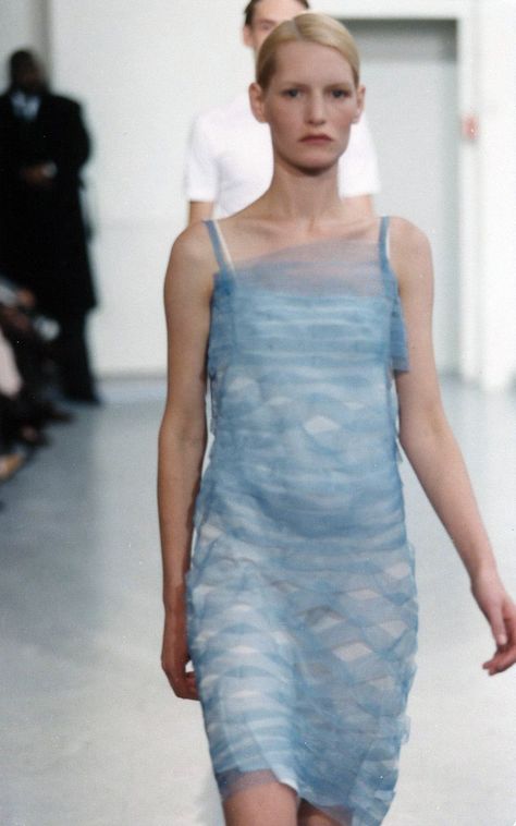 Helmut Lang Spring 1998 Ready-to-Wear Fashion Show Helmut Lang 90s, Helmut Lang Archive, 90s Slip Dress, Quirky Fashion, 1980s Fashion, Fashion Show Collection, Helmut Lang, Fashion History, Fashion Details