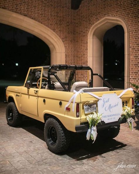 Wedding Car Getaway, Getaway Car Wedding Decoration, Wedding Send Off Car Ideas, Bronco Wedding Getaway Car, Bronco Wedding Car, Jeep Getaway Car Wedding, Nantucket Elopement, Just Married Car Ideas, Just Married Car Decorations