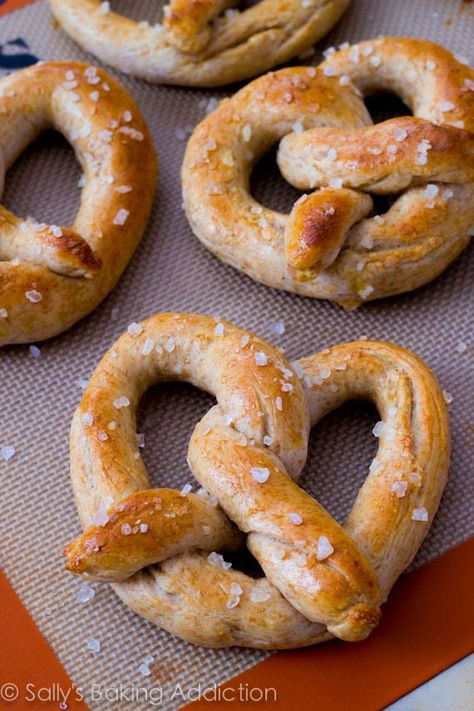 30 Minute Soft Pretzels - Sally's Baking Addiction Sallys Baking, Pretzel Recipe, Pane Dolce, Homemade Pretzels, Homemade Soft Pretzels, Soft Pretzel, Sally's Baking, Cloud Bread, Southern Dishes