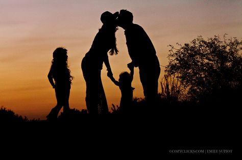 Silhouette Photography Ideas, Famille Aesthetic, Family Studio Photography, Arizona Style, Sibling Poses, Outdoor Family Photography, Silhouette Photography, Photography Poses Family, Lifestyle Photography Family