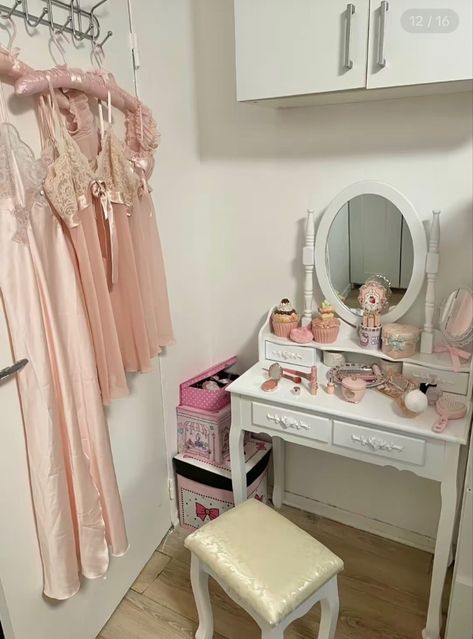 Vanity Table Aesthetic, Dreamy Vanity, Coquette Vanity, Vanity Aesthetic, Coquette Aesthetic Pink, Vanity Inspo, Paint Organization, Garage Room, Dorm Inspo