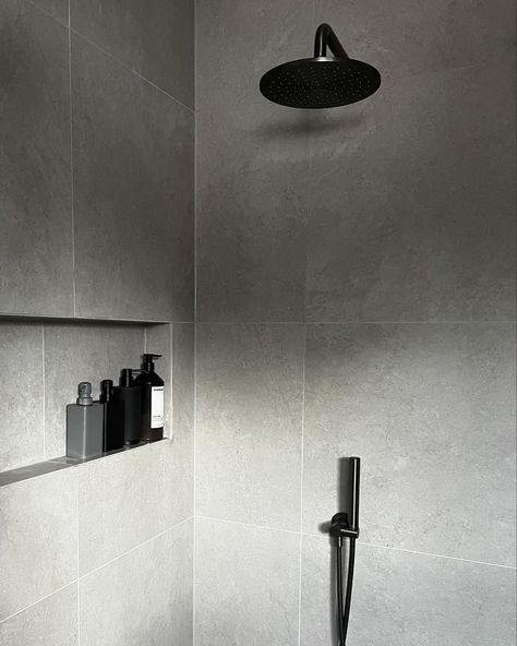 Grey tiles and gunmetal bathroom fixtures – a cool combination! This design not only highlights the overall theme but also creates a space rich in depth and visual impact through variations in color and texture. Gunmetal, a master at setting the ambiance, maintains tonal consistency while adding a unique touch of cool elegance to the bathroom. Thanks to @spoonfulofcolour for sharing. Loving this cool bathroom! 💙🚿 Gunmetal Bathroom Fixtures, Gunmetal Bathroom, Cool Bathroom, Grey Tiles, Color And Texture, In Depth, Amazing Bathrooms, Bathroom Fixtures, The Bathroom