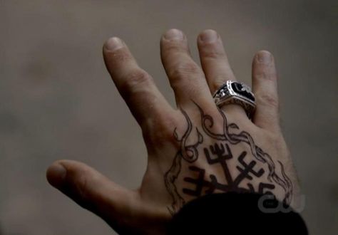 The Vampire Diaries 4.05 - Jeremy's Tattoo.  How the heck did that suddenly show up?  Just because Elena killed Conner? Hunters Mark Tattoo Vampire Diaries, Vampire Diaries Tattoo Ideas Quotes, Vampire Diaries Tattoo, Vampire Diaries Enzo, Hunter's Mark, Jeremy Gilbert, Vampire Tattoo, Hunter Tattoo, Omerta Tattoo