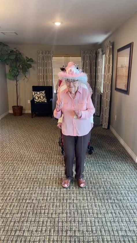 Grandma Jokes, Funny Grandma, Dance Humor, Jokes Funny, Funny Video, Funny Jokes, Funny Gif, Funny