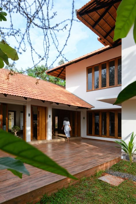 Kerala Architecture, Kerala House Design, Kerala Houses, Tropical House, Indian Architecture, Village House Design, Village Houses, House Architecture Design, Dream Home Design