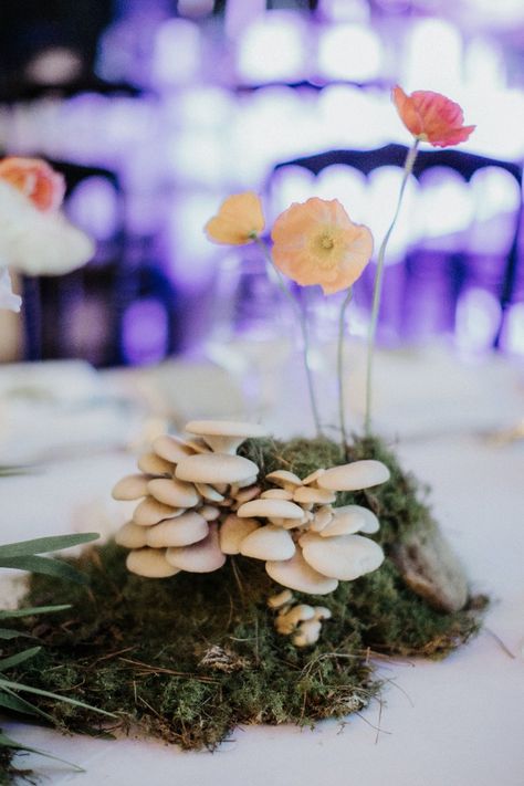 Poppies, mushrooms and moss table centerpieces Mushroom Theme Wedding, Mushroom Arrangement, Mushroom Centerpiece, Mushroom Wedding, Midsummer Party, Moss Table, Wildflower Centerpieces, Moss Wedding, Storybook Theme