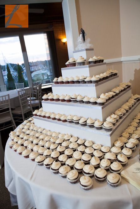 Huge cupcake display! Perfect for the wedding with the damask or silver cupcake liners Huge Cupcake, Silver Cupcakes, Cupcake Wedding, Cupcake Display, Focus Photography, Dessert Buffet, Tropical Destinations, Cupcake Liners, Maryland Wedding