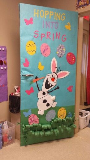 Our Olaf Easter / spring door. Easter Classroom Door, Spring Classroom Door, Easter Bulletin Boards, Class Board, Easter Classroom, Spring Door Decoration, Kindergarten Decorations, Thanksgiving Classroom, Spring Bulletin