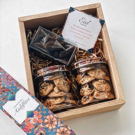 Make your Hari Raya celebration even more joyful with our #giftbox #rayagiftbox #selamatharirayaaidilfitri #raya2023 #eidmubarak #giftideas #corporategifts Biscuit Packaging Design, Hampers Kue, Cookies Business, Ide Hampers, Hampers Idea, Kuih Raya, Biscuit Packaging, Hamper Ideas, Cookie Business