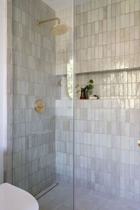 Top 7 Bathroom Shower Trends for 2024 - Nikki's Plate Master Shower Tile, Small Tile Shower, Small Master Bath, Master Bath Shower, Master Shower, Digital Showers, Bathroom Shower Tile, Trends For 2024, Bathroom Remodel Designs