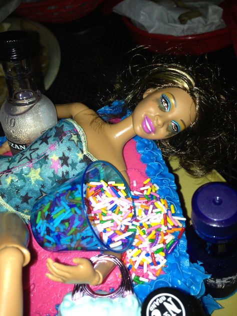 Close up of Homemade Drunk Barbie 24th birthday cake. Trash can full of throw up sprinkles, Makeup messed up and all Birthday Ideas For Girls, Drunk Barbie Cake, 24th Birthday Cake, Barbie Bebe, Weird Pics, 21 Bday, Barbie Funny, Birthday Cake For Him, 21st Birthday Cakes