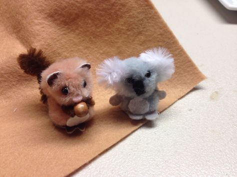 Pom Pom Koala and Pom Pom Squirrel Squirrel Craft, Pom Pom Animals, Pom Crafts, Diy Pom Pom, Pom Pom Crafts, Crafts Kids, Pipe Cleaners, Australia Day, Pipe Cleaner