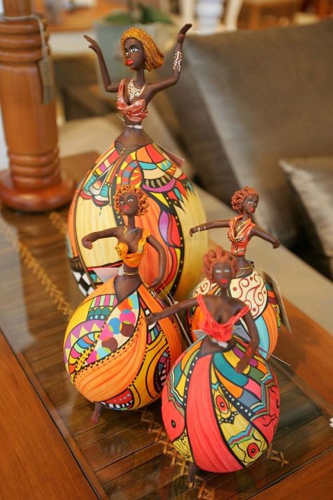 Namoradeira African Dolls, Hand Painted Gourds, Paper Mache Sculpture, Paper Mache Crafts, Gourds Crafts, Painted Gourds, Glass Bottle Crafts, Art N Craft, Painted Vases