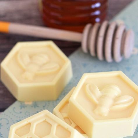 10-Minute DIY Milk & Honey Soap - Happiness is Homemade Beeswax Soap Recipe, Beeswax Crafts, White And Gold Wedding Themes, Beeswax Soap, Diy Soap Bars, Homemade Ideas, Lotion Candles, Honey Diy, Happiness Is Homemade